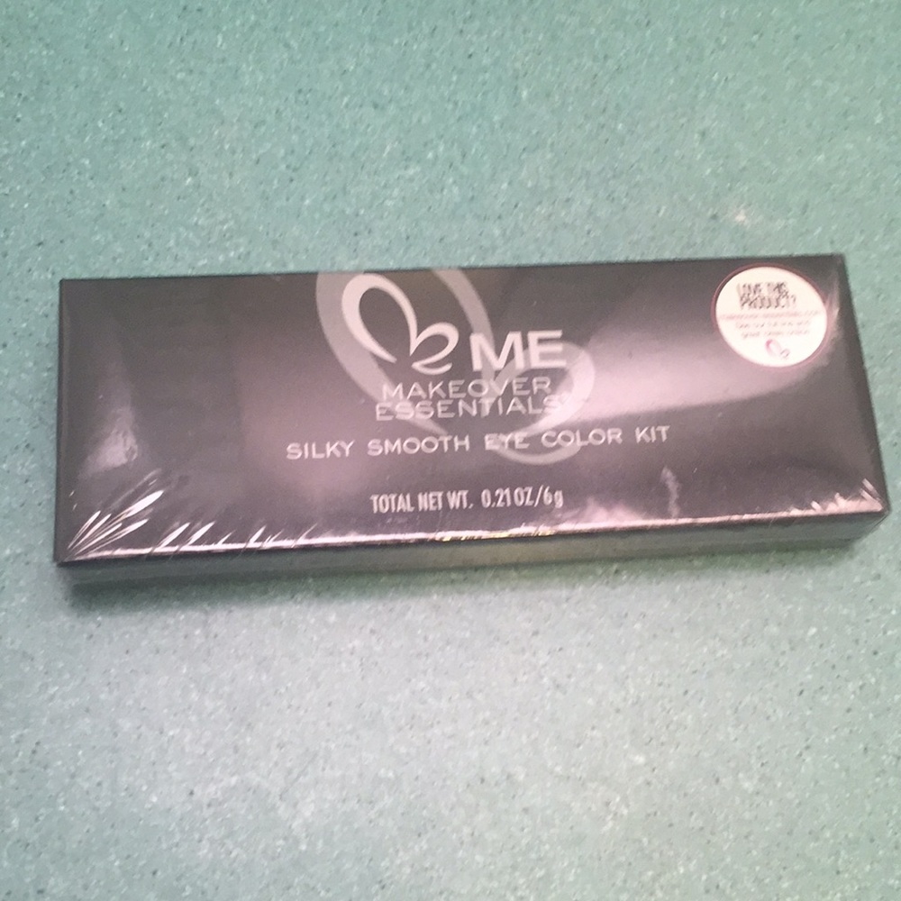 NWT Makeover Essentials Silky Smooth Eye Color Kit
